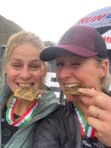 Two colleagues of One Zero IT with their medal after completing Stelvio4Life